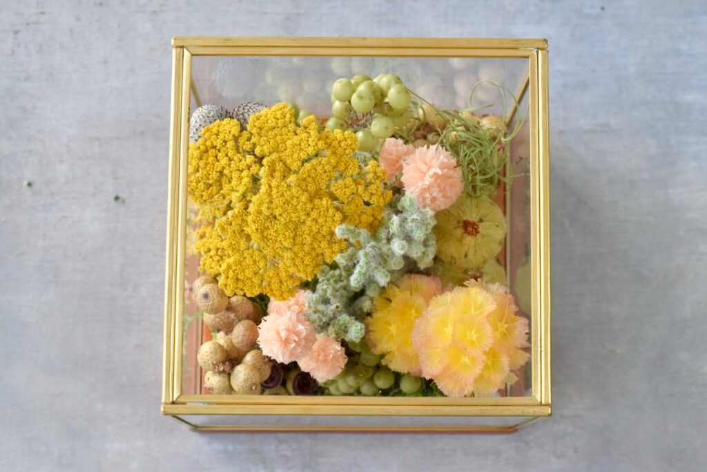 東京の花屋 叢屋Kusamurayaのドライフラワーインテリア雑貨。アンティーク調ガラスケース入りで、自宅用やギフト用に人気のアレンジメント。