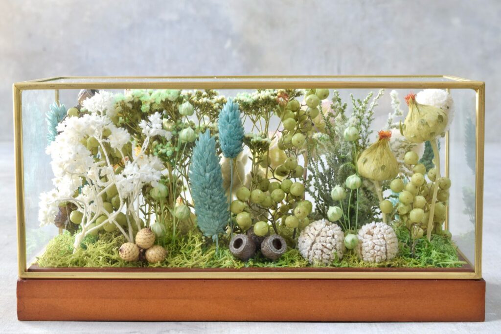 東京の花屋 叢屋Kusamurayaのドライフラワーインテリア雑貨。アンティーク調ガラスケース入りで、自宅用やギフト用に人気のアレンジメント。