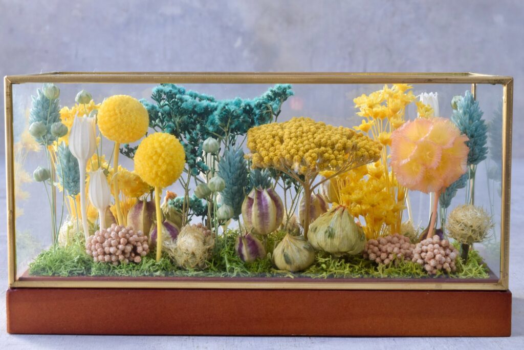東京の花屋 叢屋Kusamurayaのドライフラワーインテリア雑貨。アンティーク調ガラスケース入りで、自宅用やギフト用に人気のアレンジメント。