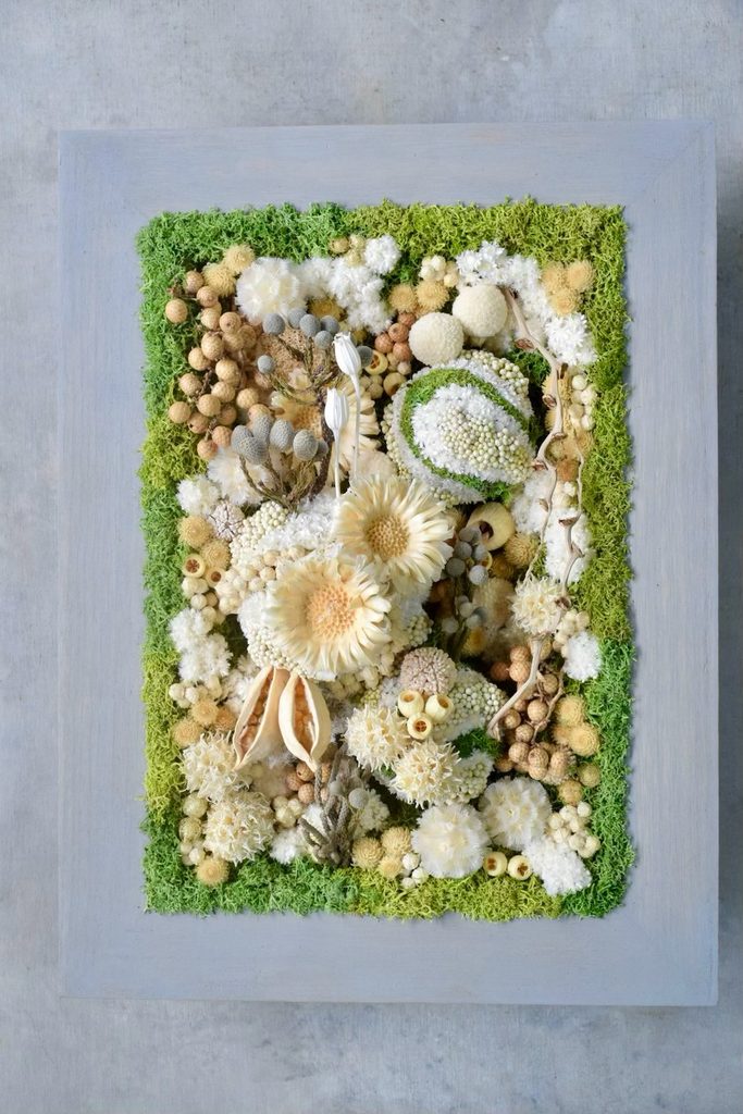 東京の花屋 叢屋Kusamurayaのドライフラワーインテリア雑貨。アンティーク調の木製フレームに、絵画をイメージしてデザインされた壁掛けタイプのドライフラワーインテリア。自宅用やギフト用として人気のアレンジメントです。