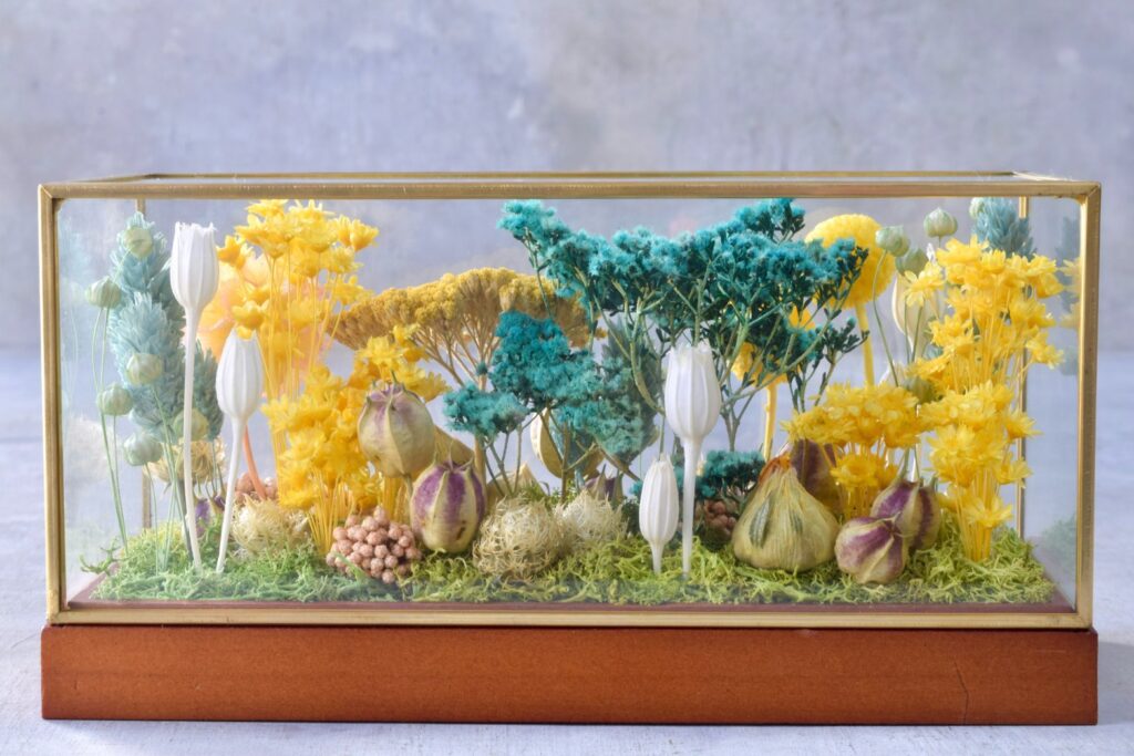 東京の花屋 叢屋Kusamurayaのドライフラワーインテリア雑貨。アンティーク調ガラスケース入りで、自宅用やギフト用に人気のアレンジメント。