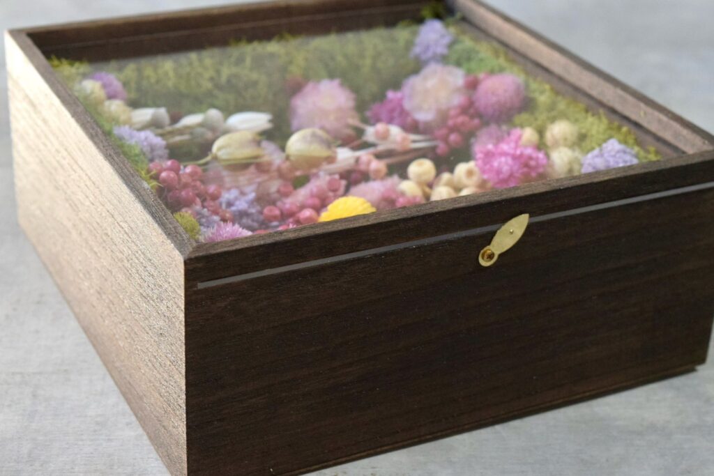 東京の花屋 叢屋Kusamurayaのドライフラワーインテリア雑貨。アンティーク調の木製フレーム(ウッドボックス)を使った、自宅用やギフト用に人気のアレンジメント。