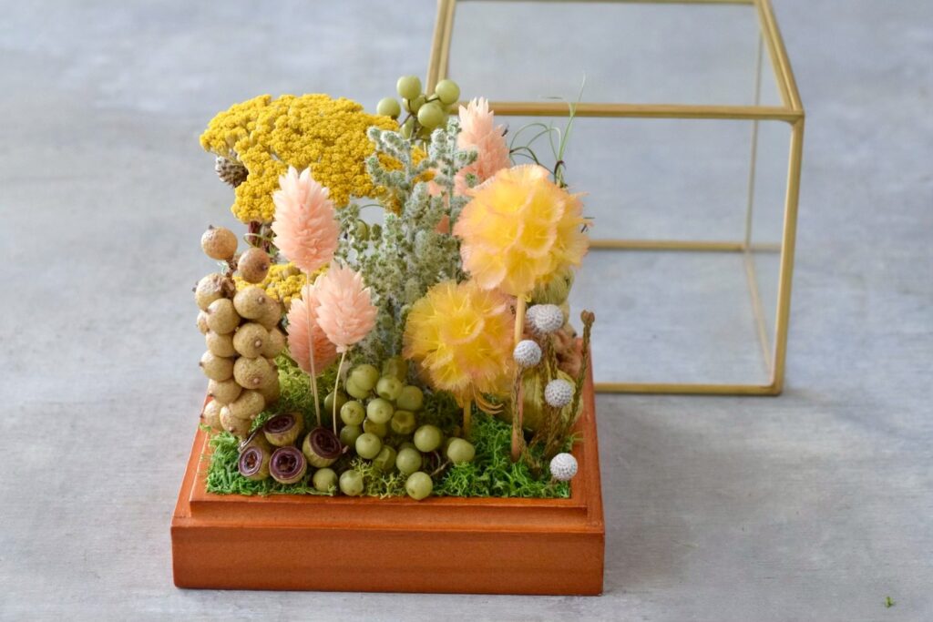 東京の花屋 叢屋Kusamurayaのドライフラワーインテリア雑貨。アンティーク調ガラスケース入りで、自宅用やギフト用に人気のアレンジメント。