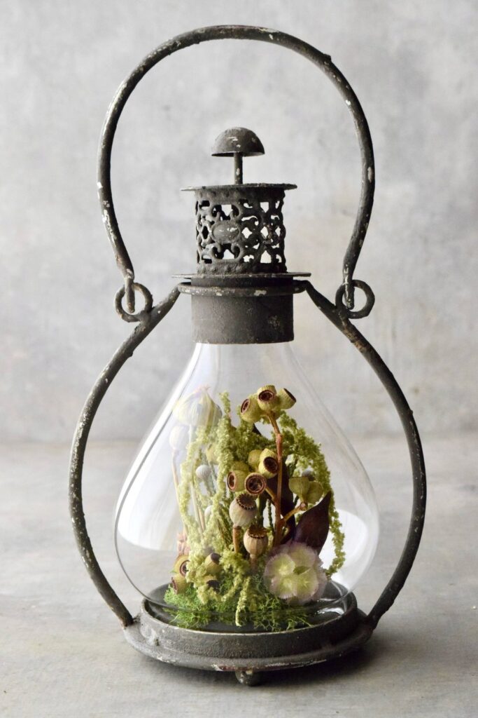叢屋が手がけるシャビーな風合いのランタン内部にドライフラワーが詰まったボタニカルインテリア。
