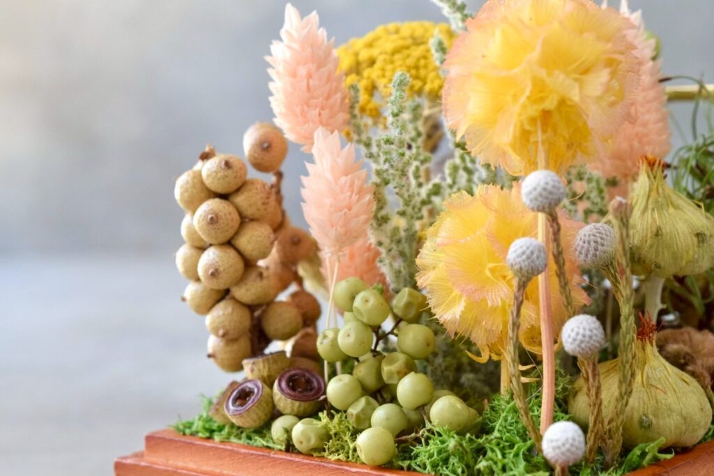 東京の花屋 叢屋Kusamurayaのドライフラワーインテリア雑貨。アンティーク調ガラスケース入りで、自宅用やギフト用に人気のアレンジメント。