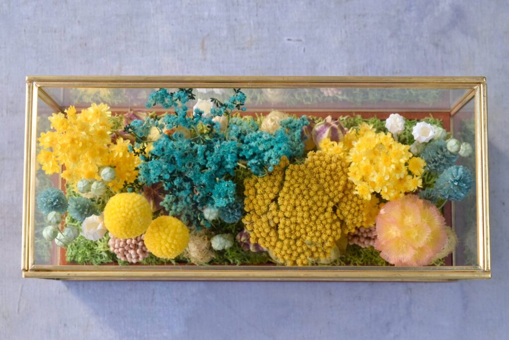 東京の花屋 叢屋Kusamurayaのドライフラワーインテリア雑貨。アンティーク調ガラスケース入りで、自宅用やギフト用に人気のアレンジメント。