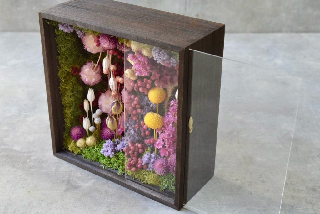 東京の花屋 叢屋Kusamurayaのドライフラワーインテリア雑貨。アンティーク調の木製フレーム(ウッドボックス)を使った、自宅用やギフト用に人気のアレンジメント。