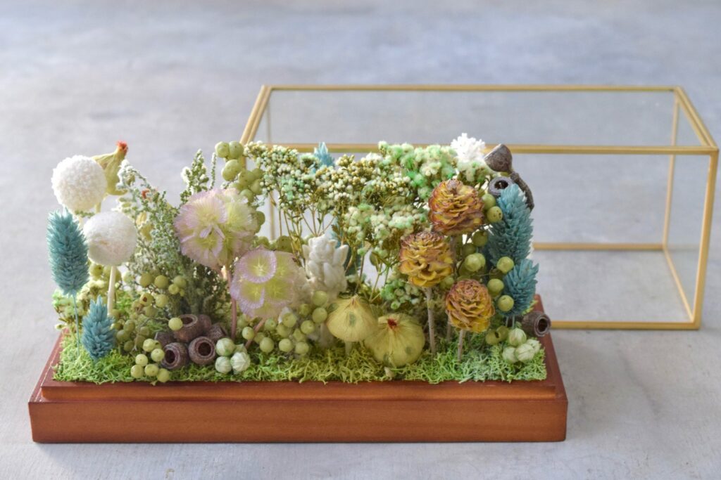 東京の花屋 叢屋Kusamurayaのドライフラワーインテリア雑貨。アンティーク調ガラスケース入りで、自宅用やギフト用に人気のアレンジメント。