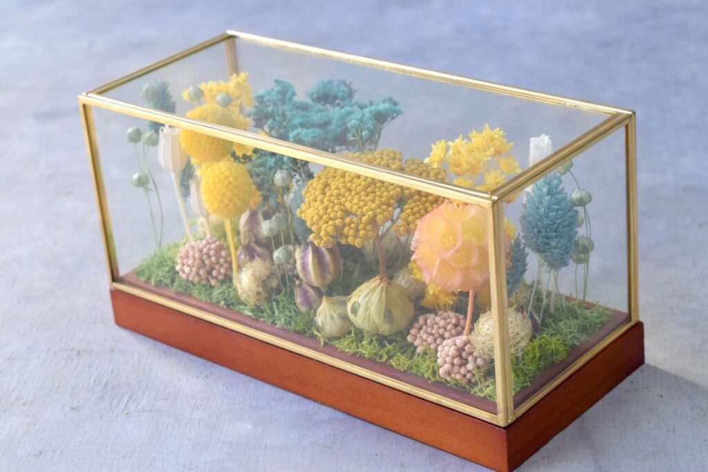 東京の花屋 叢屋Kusamurayaのドライフラワーインテリア雑貨。アンティーク調ガラスケース入りで、自宅用やギフト用に人気のアレンジメント。