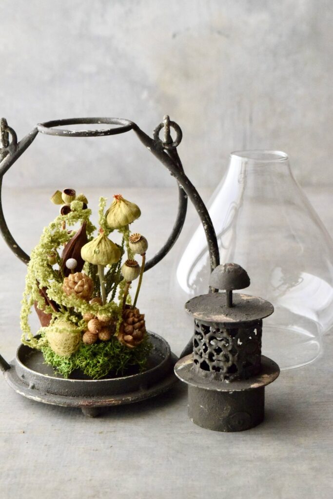 叢屋が手がけるシャビーな風合いのランタン内部にドライフラワーが詰まったボタニカルインテリア。