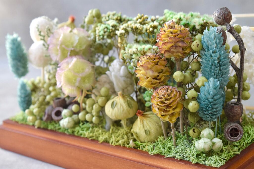 東京の花屋 叢屋Kusamurayaのドライフラワーインテリア雑貨。アンティーク調ガラスケース入りで、自宅用やギフト用に人気のアレンジメント。