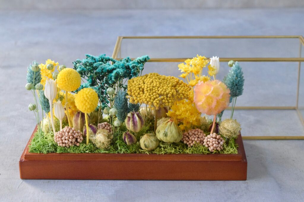 東京の花屋 叢屋Kusamurayaのドライフラワーインテリア雑貨。アンティーク調ガラスケース入りで、自宅用やギフト用に人気のアレンジメント。