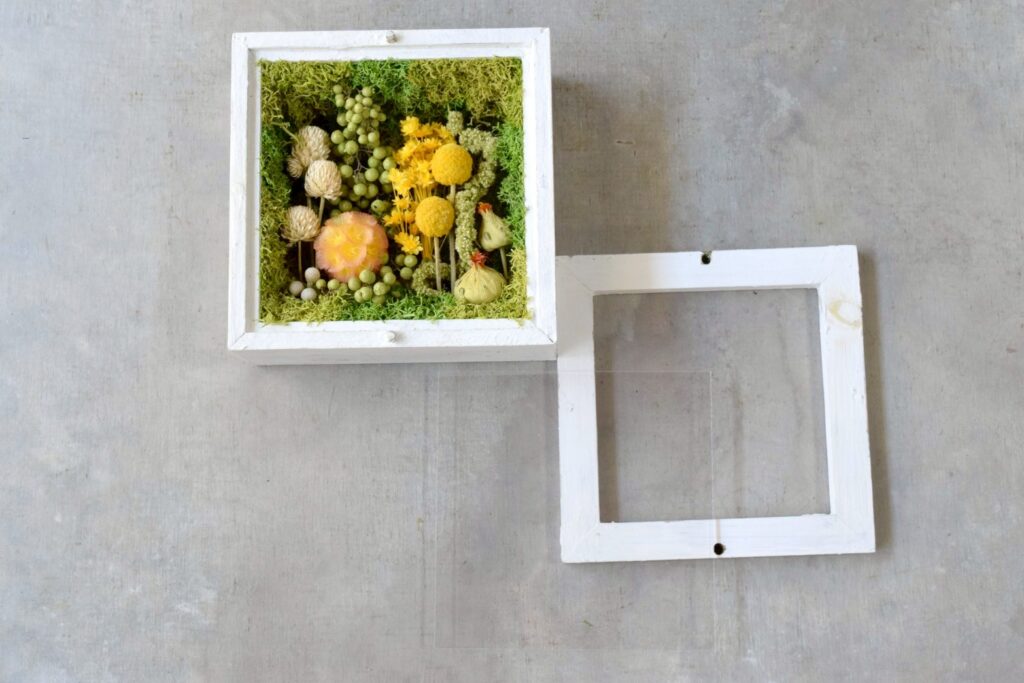 東京の花屋 叢屋Kusamurayaのドライフラワーインテリア雑貨。アンティーク調の木製フレーム入りで、自宅用やギフト用に人気のアレンジメント。