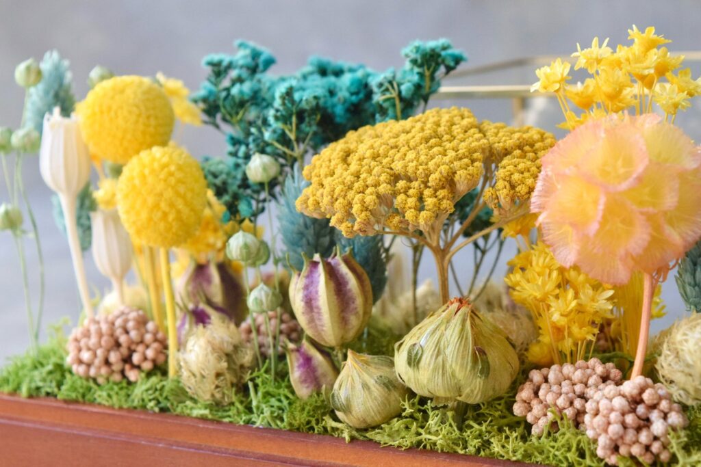 東京の花屋 叢屋Kusamurayaのドライフラワーインテリア雑貨。アンティーク調ガラスケース入りで、自宅用やギフト用に人気のアレンジメント。