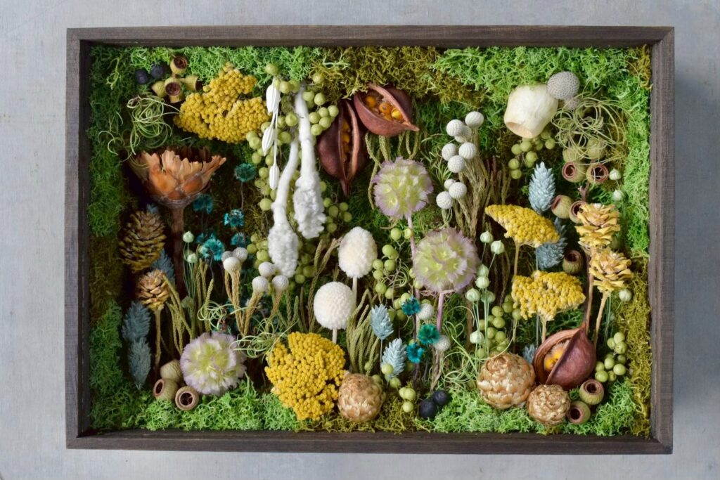 東京の花屋 叢屋Kusamurayaのドライフラワーインテリア雑貨。アンティーク調の木製フレーム(ウッドボックス)を使った、自宅用やギフト用に人気のアレンジメント。