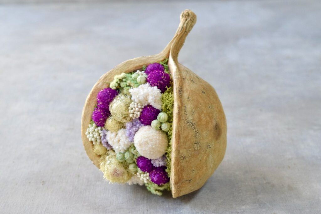 東京の花屋『叢屋kusamuraya』が手がける幸福をもたらすと言われる縁起物のブッダナッツを器にしたドライフラワーアレンジ。誕生日・記念日ギフトや自宅インテリアにおすすめです。