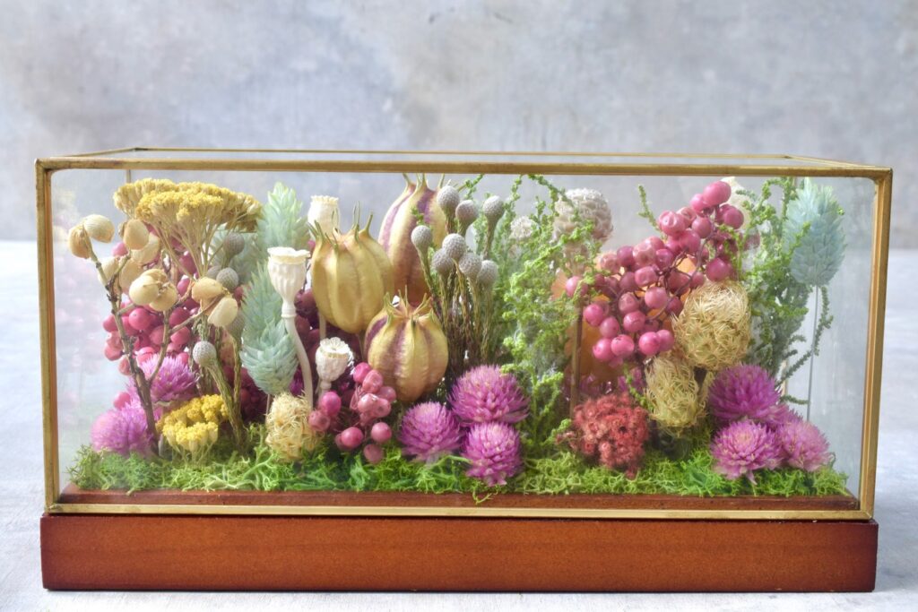 東京の花屋 叢屋Kusamurayaのドライフラワーインテリア雑貨。アンティーク調ガラスケース入りで、自宅用やギフト用に人気のアレンジメント。