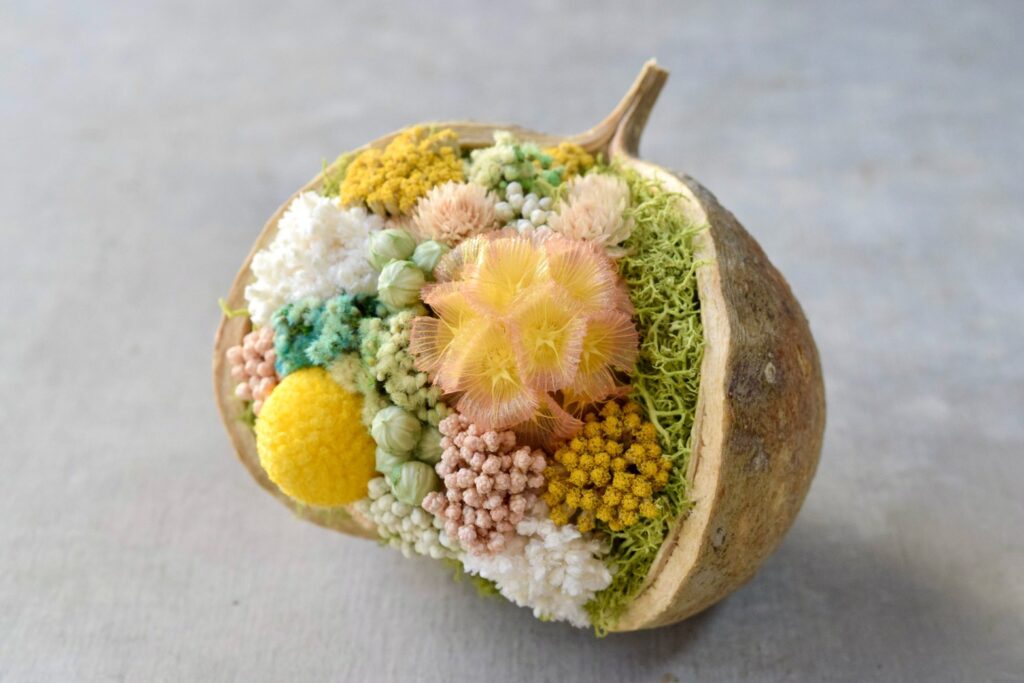 東京の花屋『叢屋kusamuraya』が手がける幸福をもたらすと言われる縁起物のブッダナッツを器にしたドライフラワーアレンジ