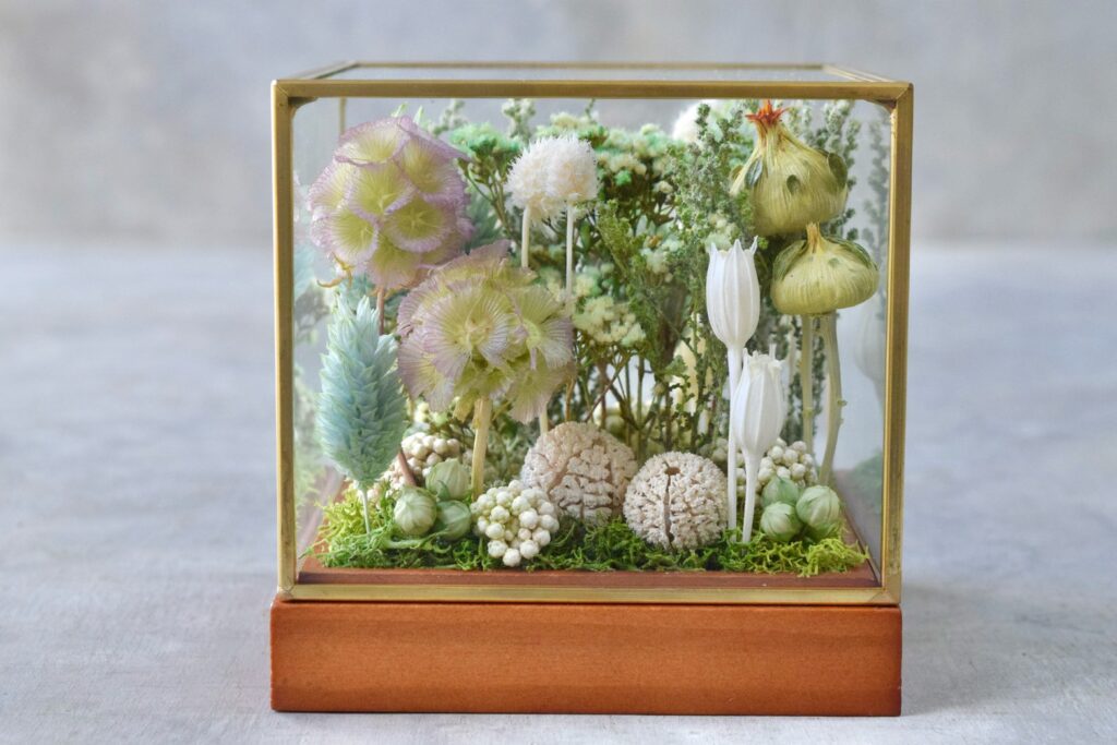 東京の花屋 叢屋Kusamurayaのドライフラワーインテリア雑貨。アンティーク調ガラスケース入りで、自宅用やギフト用に人気のアレンジメント。