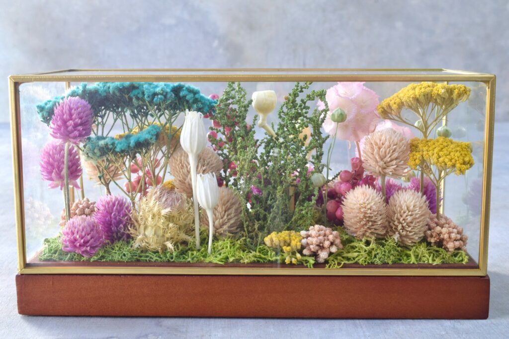 東京の花屋 叢屋Kusamurayaのドライフラワーインテリア雑貨。アンティーク調ガラスケース入りで、自宅用やギフト用に人気のアレンジメント。
