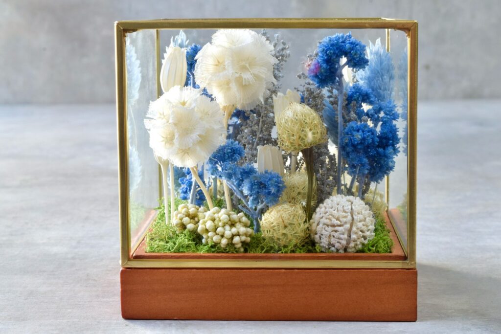 東京の花屋 叢屋Kusamurayaのドライフラワーインテリア雑貨。アンティーク調ガラスケース入りで、自宅用やギフト用に人気のアレンジメント。