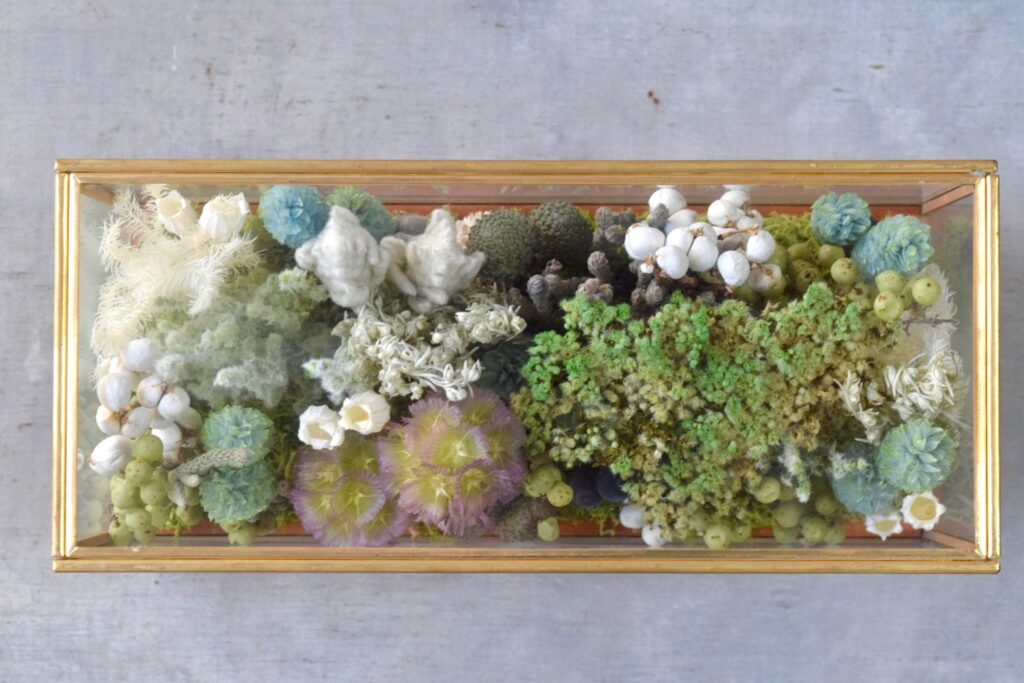 東京の花屋 叢屋Kusamurayaのドライフラワーインテリア雑貨。アンティーク調ガラスケース入りで、自宅用やギフト用に人気のアレンジメント。