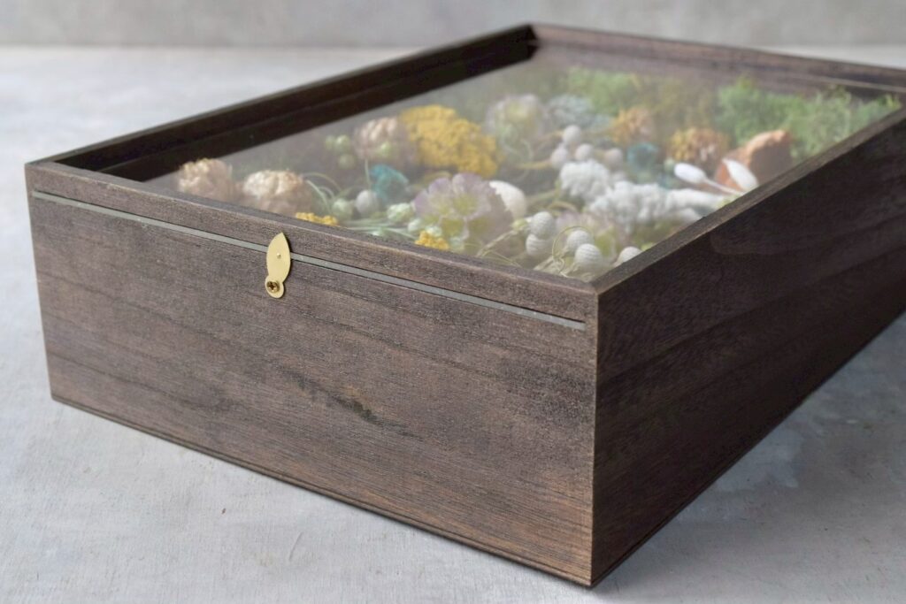 東京の花屋 叢屋Kusamurayaのドライフラワーインテリア雑貨。アンティーク調の木製フレーム(ウッドボックス)を使った、自宅用やギフト用に人気のアレンジメント。