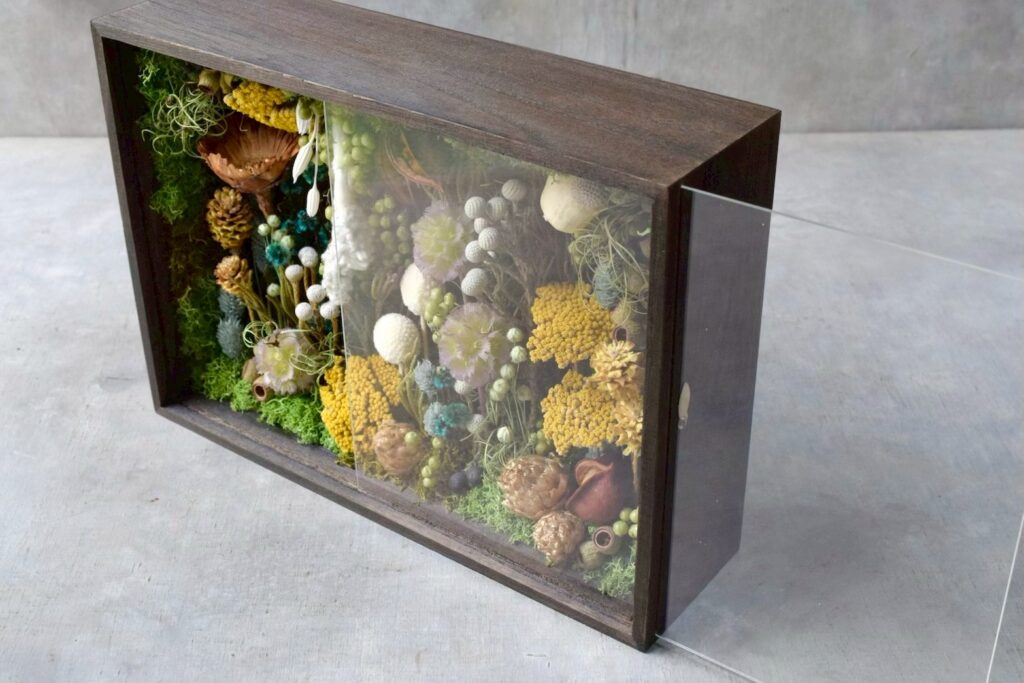 東京の花屋 叢屋Kusamurayaのドライフラワーインテリア雑貨。アンティーク調の木製フレーム(ウッドボックス)を使った、自宅用やギフト用に人気のアレンジメント。