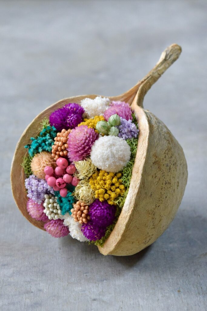 東京の花屋『叢屋kusamuraya』が手がける幸福をもたらすと言われる縁起物のブッダナッツを器にしたドライフラワーアレンジ