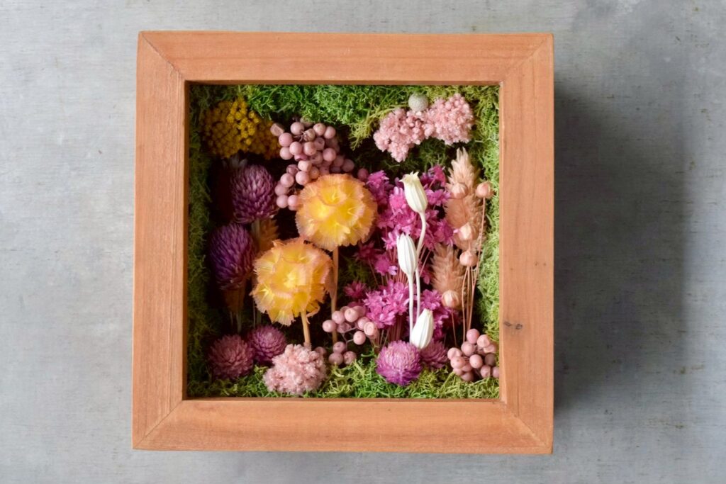 東京の花屋 叢屋Kusamurayaのドライフラワーインテリア雑貨。アンティーク調の木製フレーム入りで、自宅用やギフト用に人気のアレンジメント。