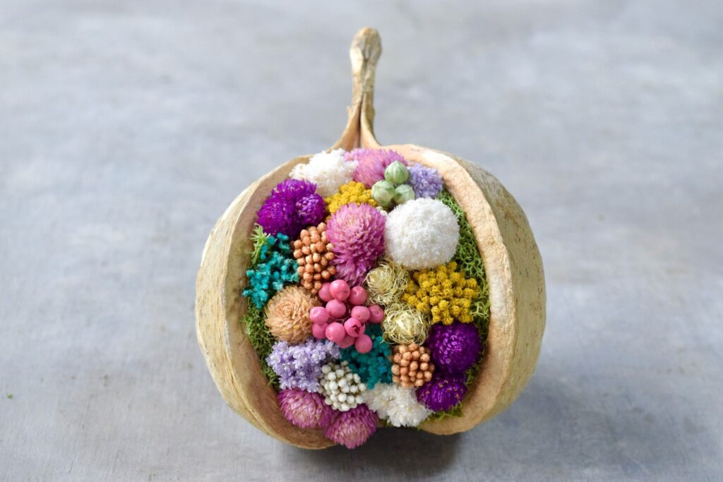 東京の花屋『叢屋kusamuraya』が手がける幸福をもたらすと言われる縁起物のブッダナッツを器にしたドライフラワーアレンジ