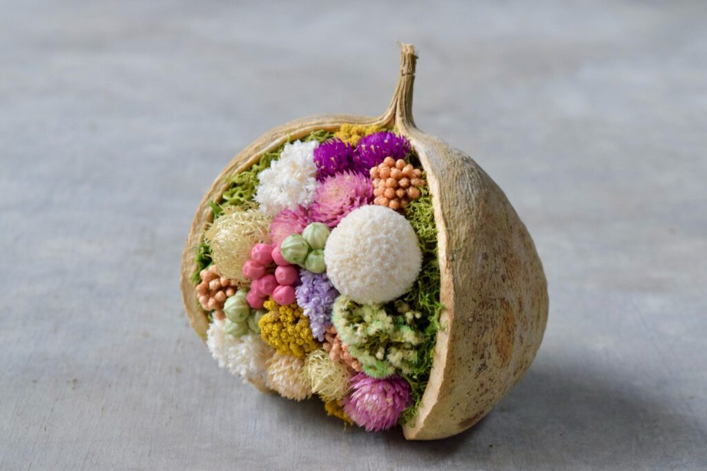 東京の花屋。幸福をもたらすと言われる縁起物のブッダナッツを器にした叢屋Kusamurayaドライフラワーアレンジ 誕生日・記念日ギフトや自宅インテリアにおすすめ。