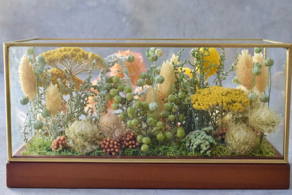東京の花屋 叢屋Kusamurayaのドライフラワーインテリア雑貨。アンティーク調ガラスケース入りで、自宅用やギフト用に人気のアレンジメント。