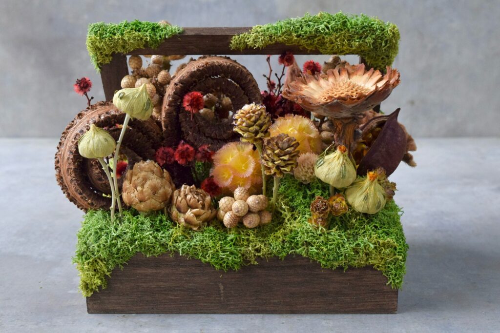 東京の花屋 叢屋Kusamurayaのドライフラワーインテリア雑貨。アンティーク調の木箱に、庭園をイメージしてデザインされたドライフラワーオブジェ。自宅用やギフト用として人気のアレンジメントです。