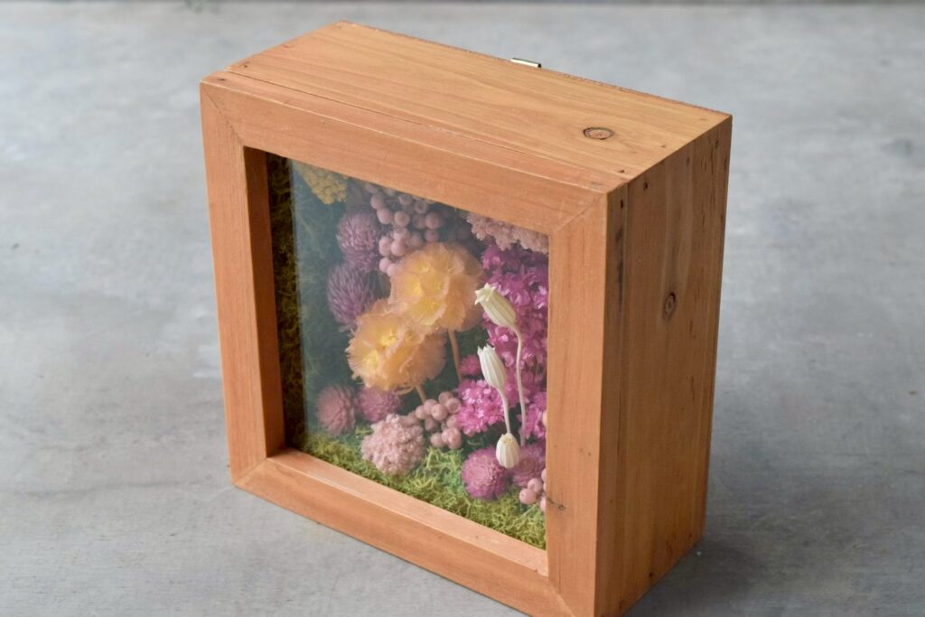 東京の花屋 叢屋Kusamurayaのドライフラワーインテリア雑貨。アンティーク調の木製フレーム入りで、自宅用やギフト用に人気のアレンジメント。