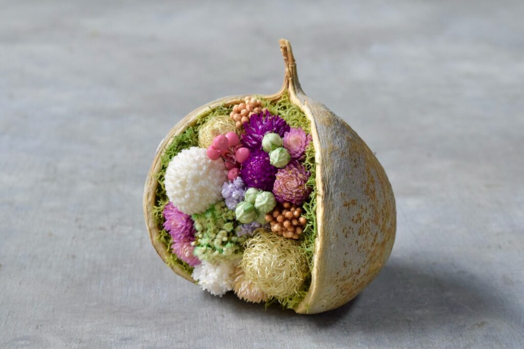 東京の花屋。幸福をもたらすと言われる縁起物のブッダナッツを器にした叢屋Kusamurayaドライフラワーアレンジ 誕生日・記念日ギフトや自宅インテリアにおすすめ。