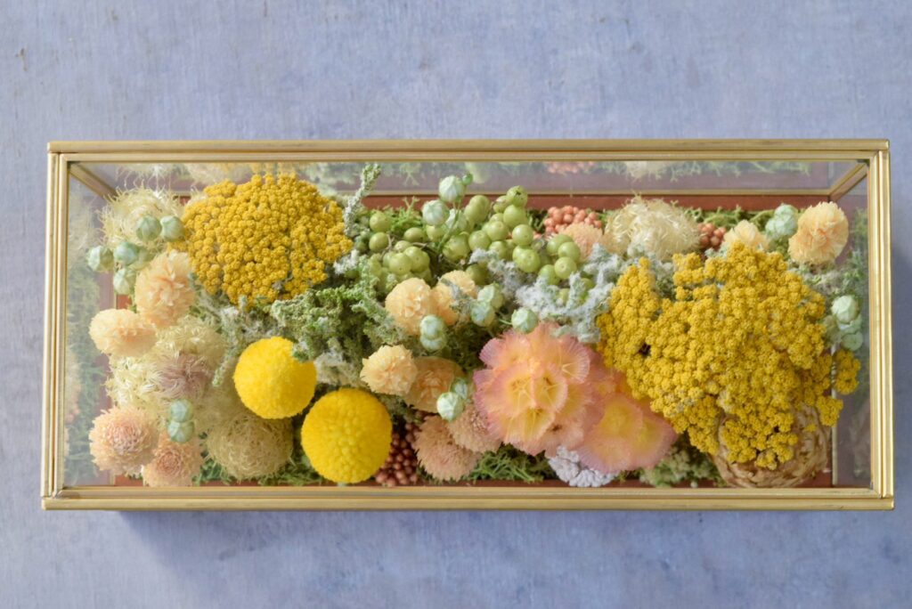 東京の花屋 叢屋Kusamurayaのドライフラワーインテリア雑貨。アンティーク調ガラスケース入りで、自宅用やギフト用に人気のアレンジメント。