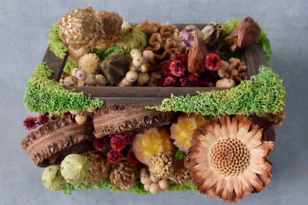 東京の花屋 叢屋Kusamurayaのドライフラワーインテリア雑貨。アンティーク調の木箱に、庭園をイメージしてデザインされたドライフラワーオブジェ。自宅用やギフト用として人気のアレンジメントです。