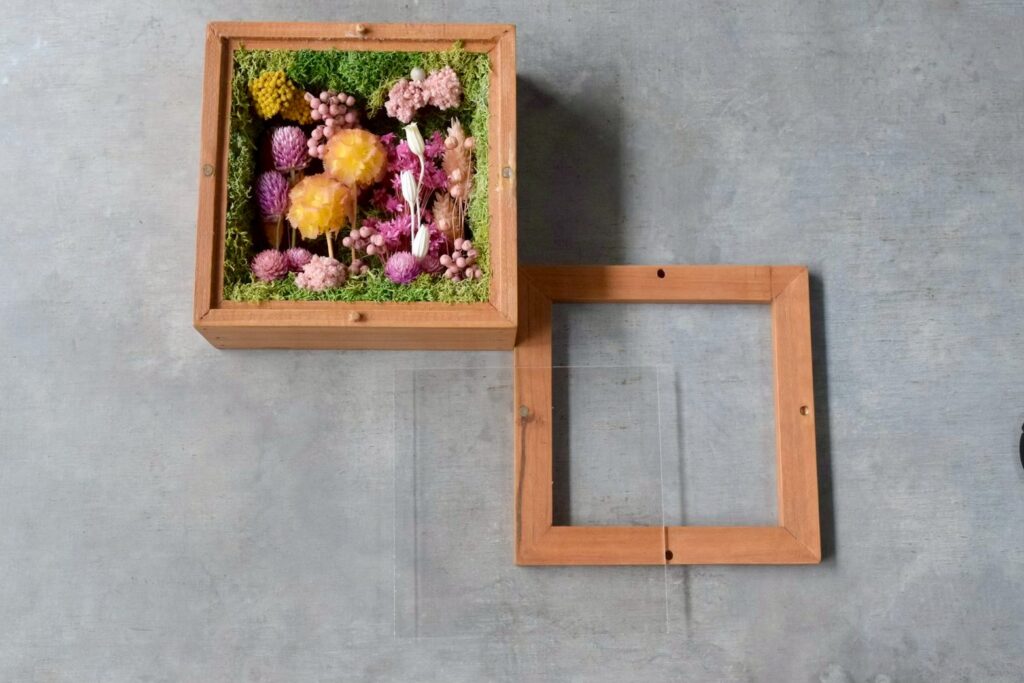 東京の花屋 叢屋Kusamurayaのドライフラワーインテリア雑貨。アンティーク調の木製フレーム入りで、自宅用やギフト用に人気のアレンジメント。