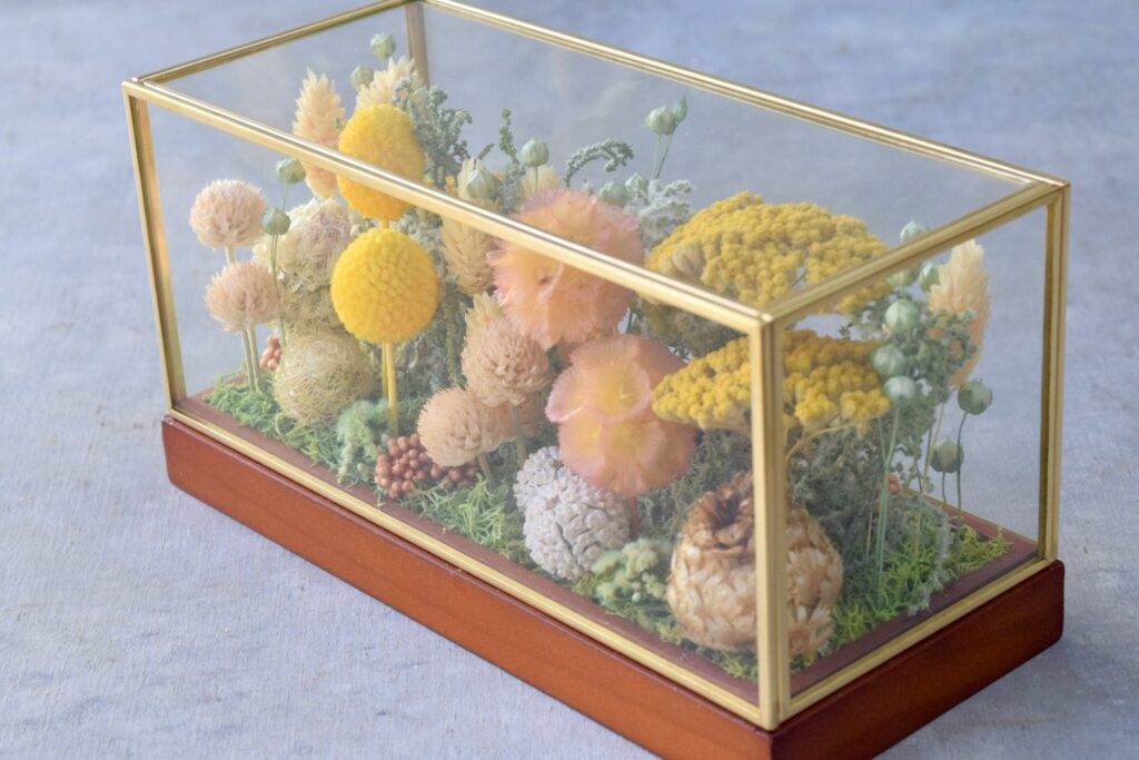 東京の花屋 叢屋Kusamurayaのドライフラワーインテリア雑貨。アンティーク調ガラスケース入りで、自宅用やギフト用に人気のアレンジメント。