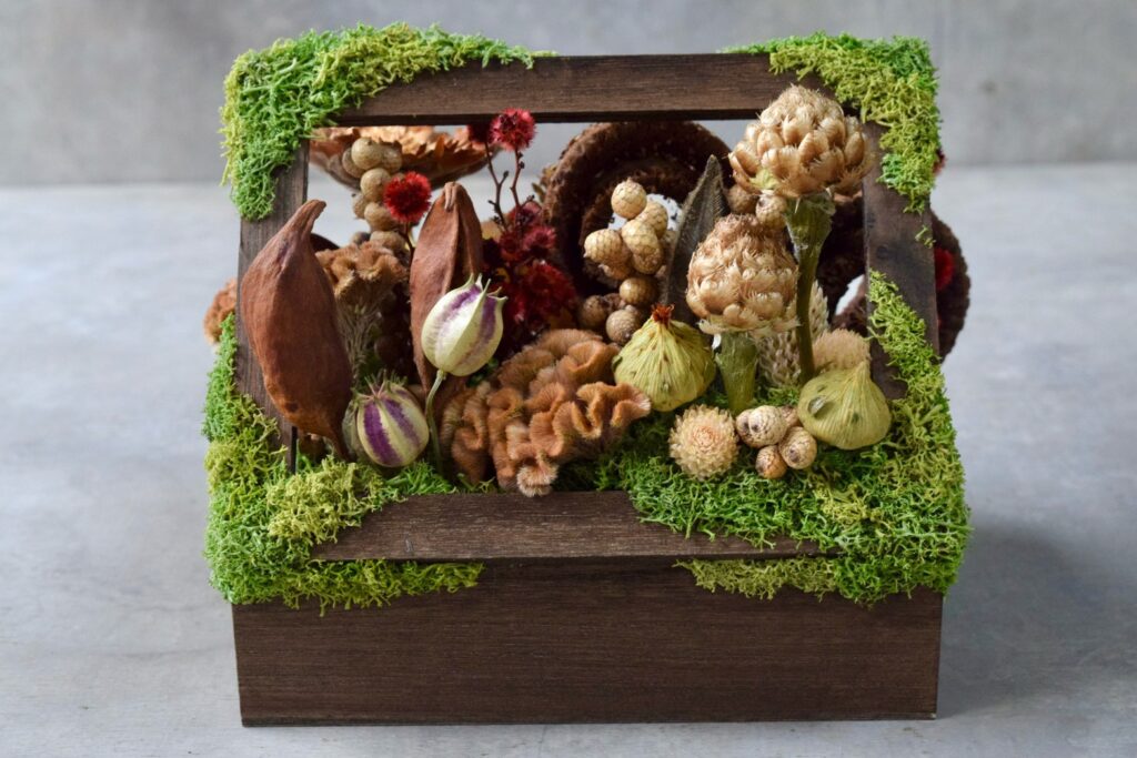 東京の花屋 叢屋Kusamurayaのドライフラワーインテリア雑貨。アンティーク調の木箱に、庭園をイメージしてデザインされたドライフラワーオブジェ。自宅用やギフト用として人気のアレンジメントです。