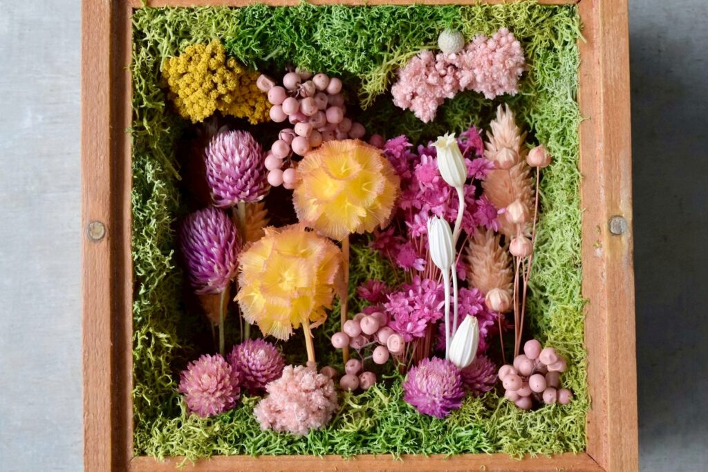 東京の花屋 叢屋Kusamurayaのドライフラワーインテリア雑貨。アンティーク調の木製フレーム入りで、自宅用やギフト用に人気のアレンジメント。