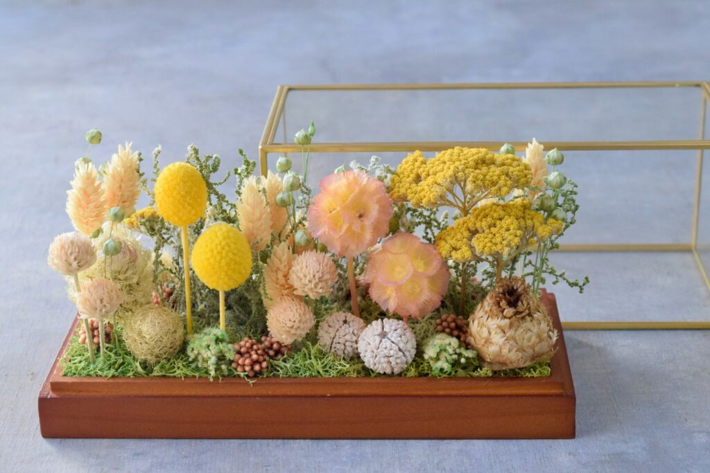 東京の花屋 叢屋Kusamurayaのドライフラワーインテリア雑貨。アンティーク調ガラスケース入りで、自宅用やギフト用に人気のアレンジメント。