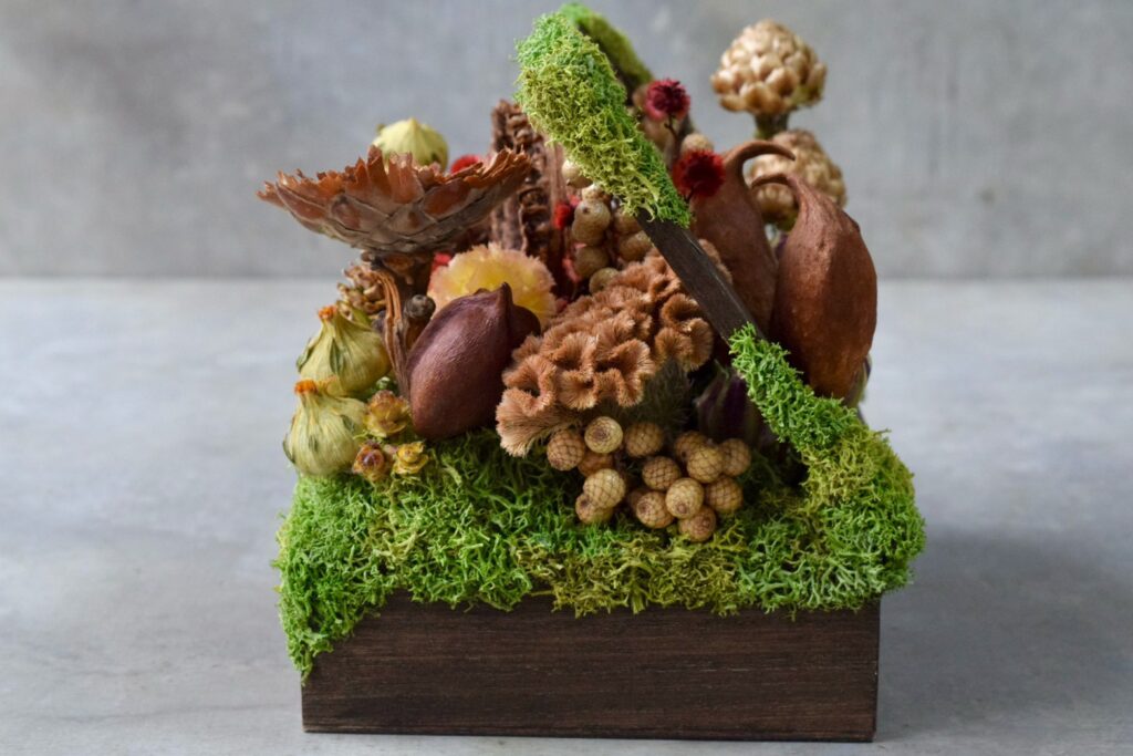 東京の花屋 叢屋Kusamurayaのドライフラワーインテリア雑貨。アンティーク調の木箱に、庭園をイメージしてデザインされたドライフラワーオブジェ。自宅用やギフト用として人気のアレンジメントです。