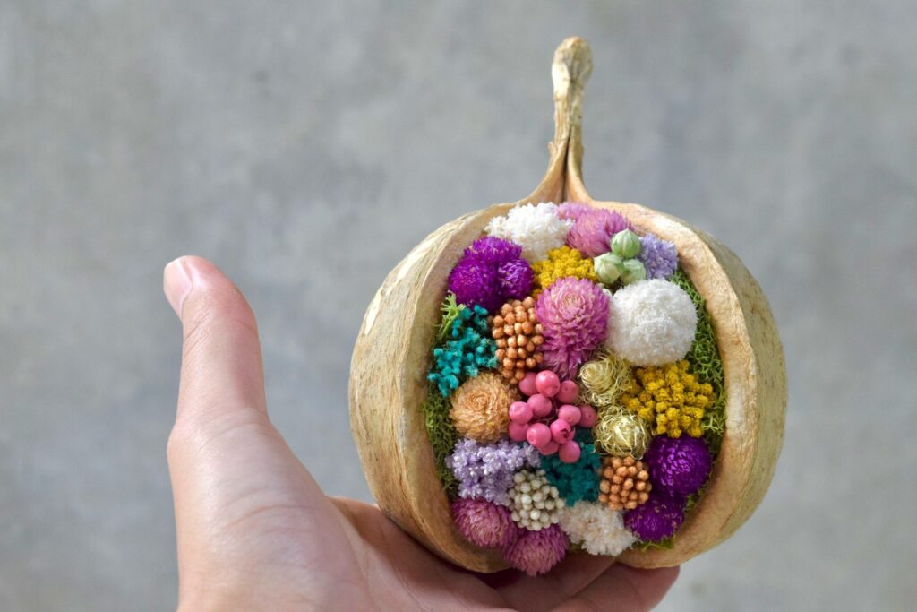 東京の花屋『叢屋kusamuraya』が手がける幸福をもたらすと言われる縁起物のブッダナッツを器にしたドライフラワーアレンジ