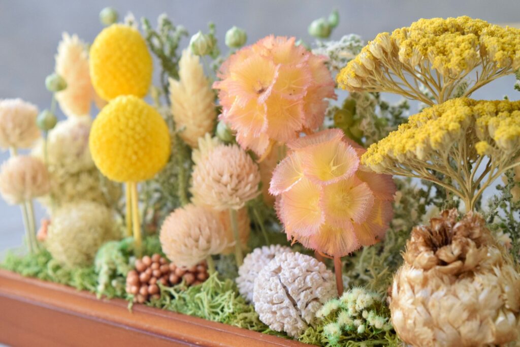 東京の花屋 叢屋Kusamurayaのドライフラワーインテリア雑貨。アンティーク調ガラスケース入りで、自宅用やギフト用に人気のアレンジメント。