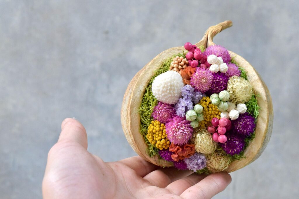 東京の花屋。幸福をもたらすと言われる縁起物のブッダナッツを器にした叢屋Kusamurayaドライフラワーアレンジ 誕生日・記念日ギフトや自宅インテリアにおすすめ。