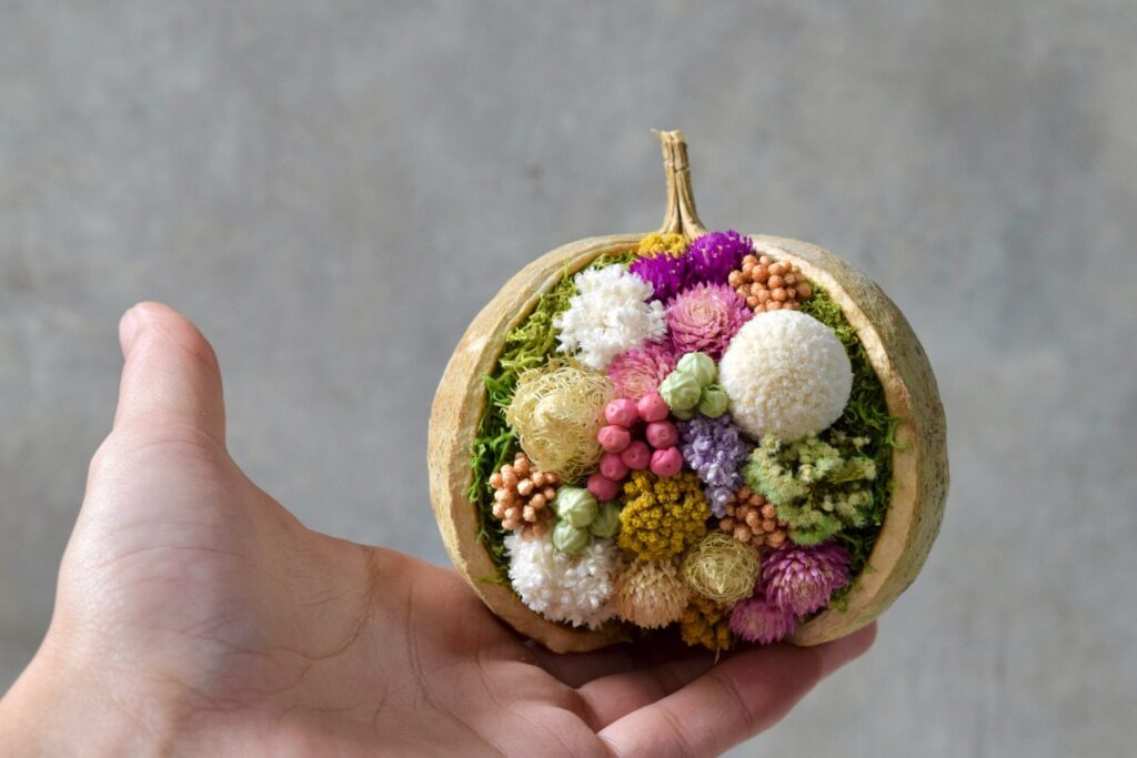 東京の花屋。幸福をもたらすと言われる縁起物のブッダナッツを器にした叢屋Kusamurayaドライフラワーアレンジ 誕生日・記念日ギフトや自宅インテリアにおすすめ。