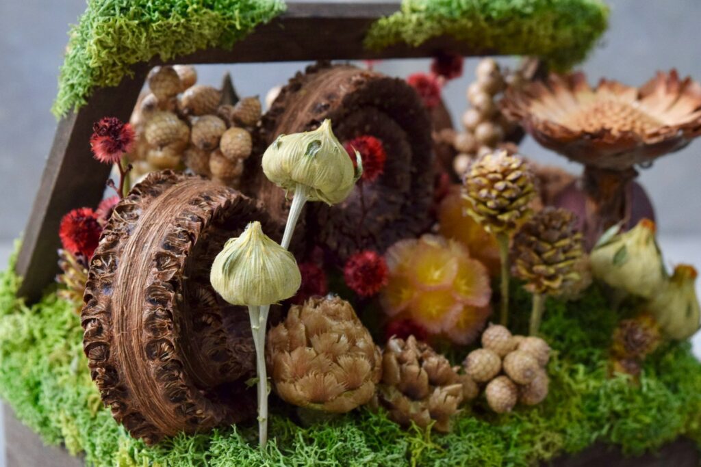 東京の花屋 叢屋Kusamurayaのドライフラワーインテリア雑貨。アンティーク調の木箱に、庭園をイメージしてデザインされたドライフラワーオブジェ。自宅用やギフト用として人気のアレンジメントです。