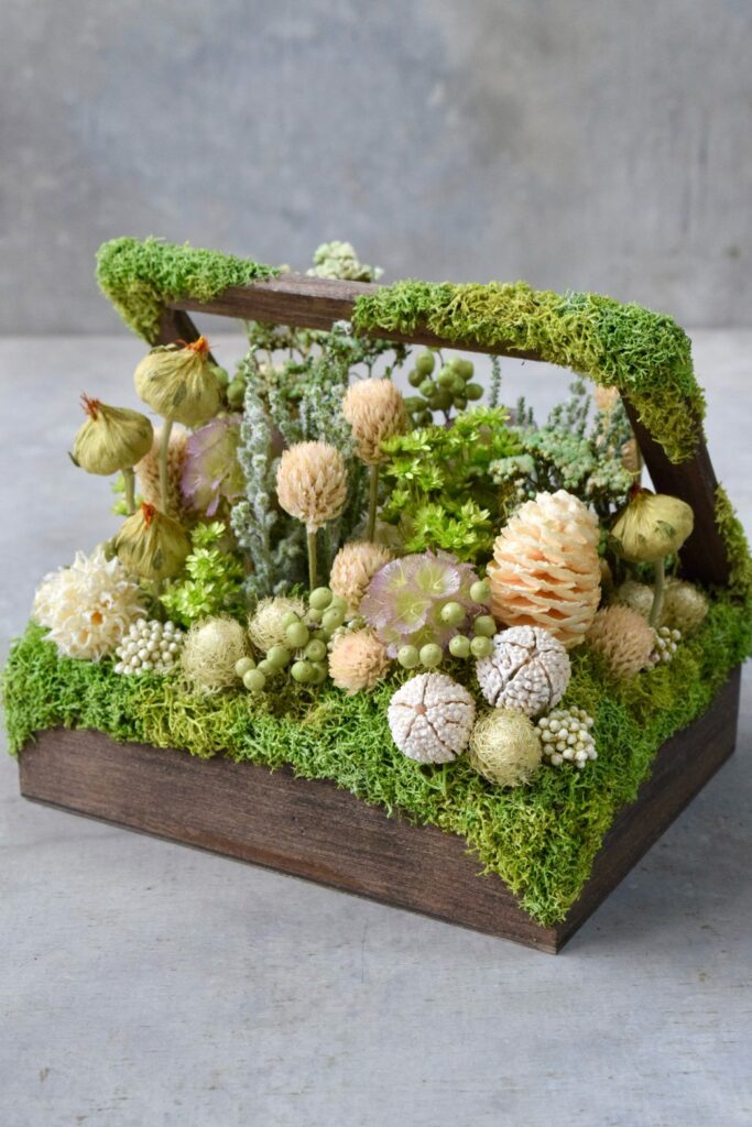 東京の花屋 叢屋Kusamurayaのドライフラワーインテリア雑貨。アンティーク調の木箱に、庭園をイメージしてデザインされたドライフラワーオブジェ。自宅用やギフト用として人気のアレンジメントです。